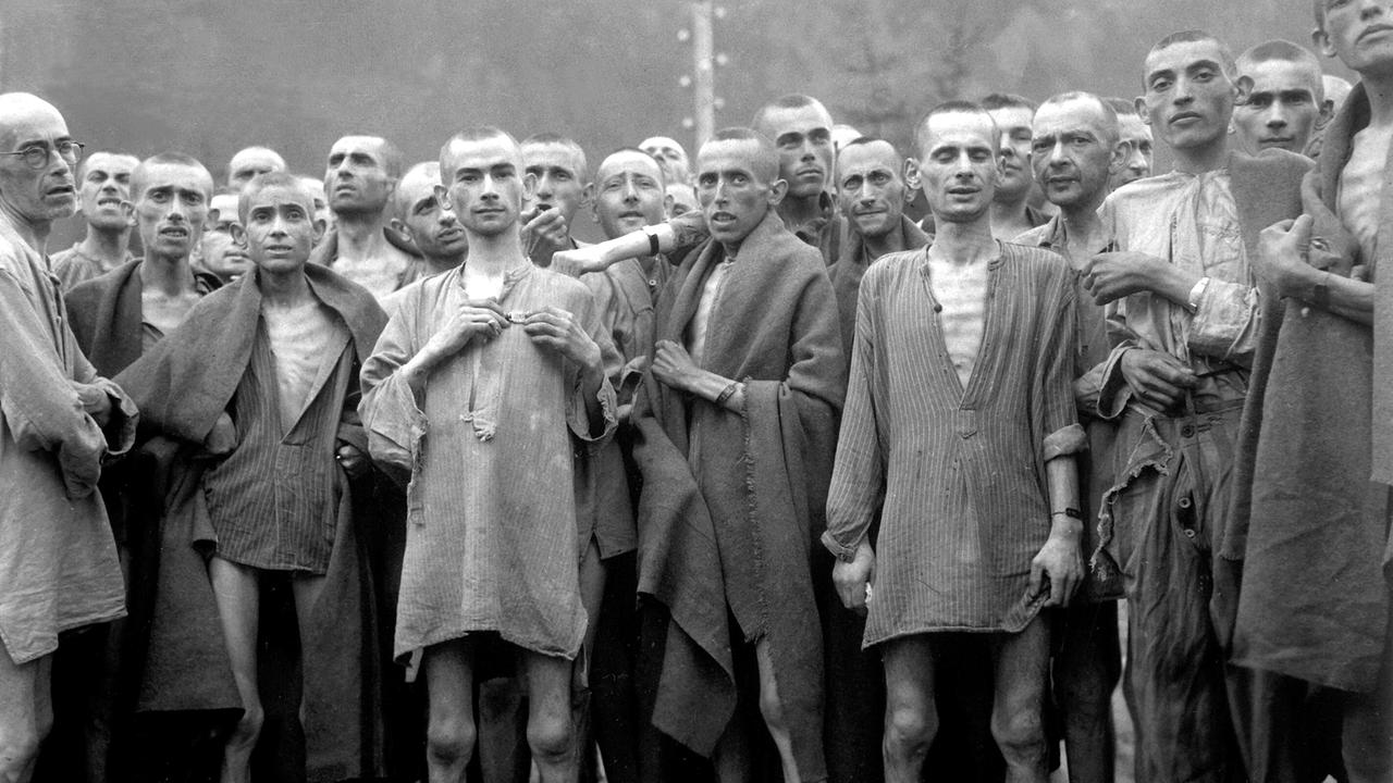 Häftlinge, fast verhungert, posieren im Konzentrationslager Ebensee, Österreich. Berichten zufolge wurde das Lager für „wissenschaftliche“ Experimente genutzt. Es wurde von der 80. Division befreit.