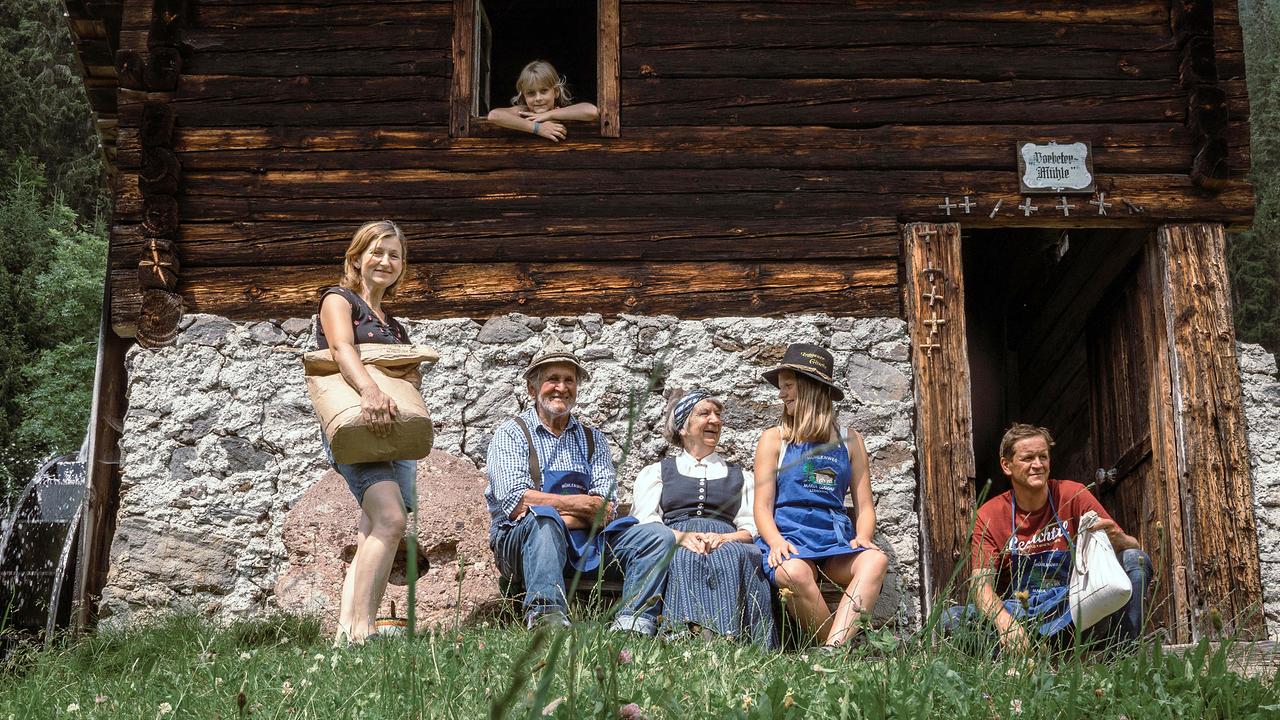 Land der Berge: Bergbauernleben - Der Sommer; Im Bild: Helene, Juliana, Leopold, Brigitte, Esther und Mario Lugger vor einem alten Bauernhaus im Lesachtal.