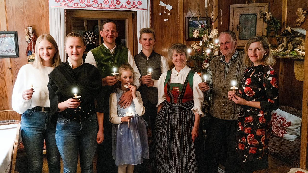  Tradition und kirchliche Bräuche werden in der Familie Lugger hochgehalten. Am Heiligen Abend versammeln sich drei Generationen zum gemeinsamen Feiern. Da wird gegessen und musiziert, gesegnet und gedankt, was alles gut war im vergangenen Jahr.