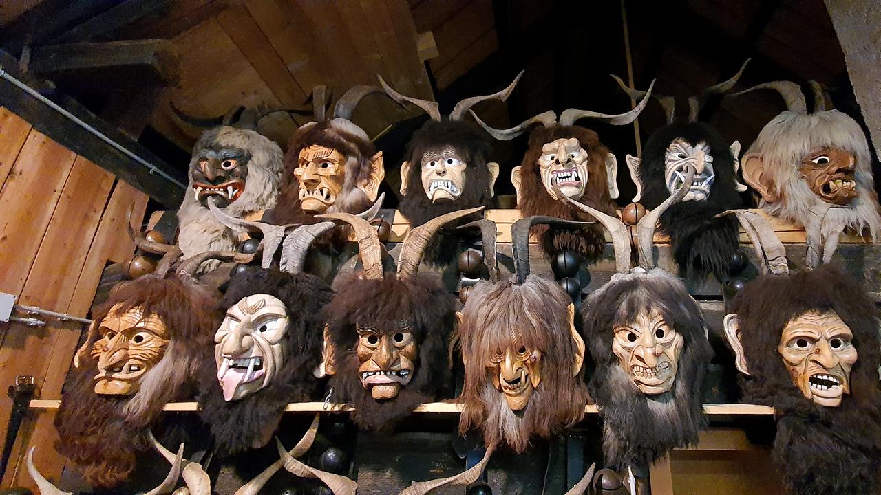 © ORF/Falstaff TV GmbH/Michael Weinmann Für die Region typische Krampusmasken, handgefertigt.
