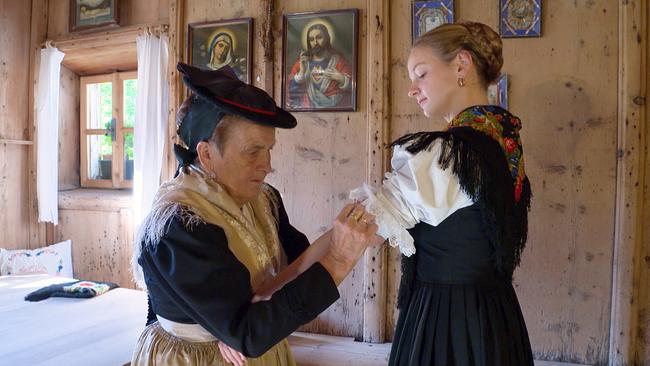 Apollonia Trojer ist die Trachtenexpertin im Sarntal. Sie hilft den jungen Mädchen im Tal beim Anlegen der traditionellen Sarner Tracht.
