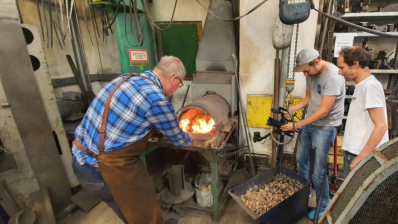 © orf III Johann Schweiger schmiedet in seiner Werkstatt Klöpfel für Kirchenglocken..jpg