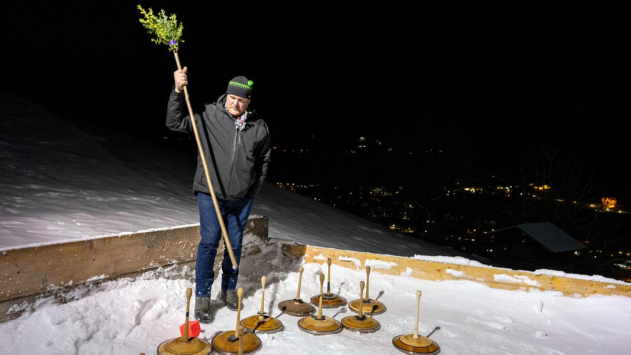 Bauer zeigt seinen Teamkameraden wo sie hinzielen sollen beim Eisstockschießen.