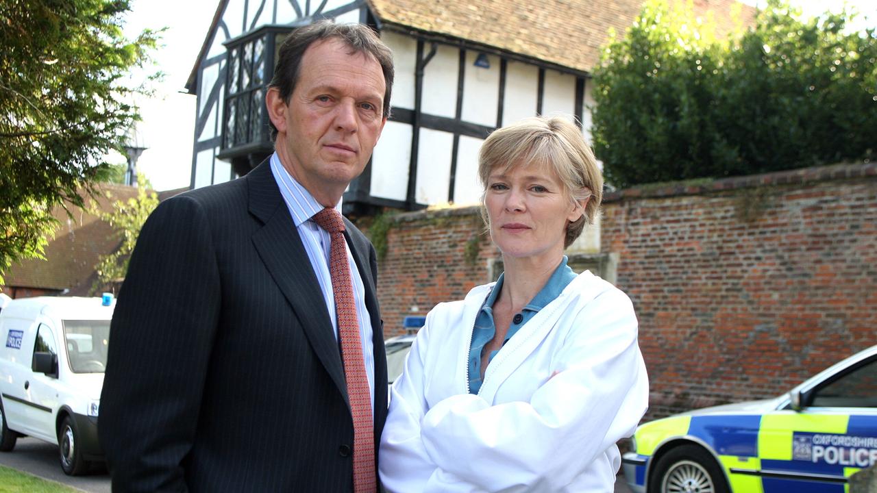 © ORF/ZDF/BBC/Robert Day Lewis - Der Oxford-Krimi: Späte Sühne - Kriminalinspektor Robert Lewis (Kevin Whately) und die Gerichtsmedizinerin Dr. Laura Hobson (Clare Holman)
