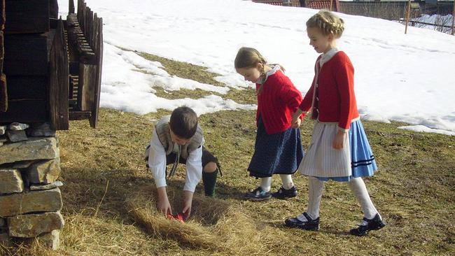 Kinder bei Eiersuche in Metnitz