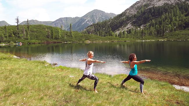 Marlies Raich mit Sandra König beim Yoga am Reedsee im Gasteinertal
