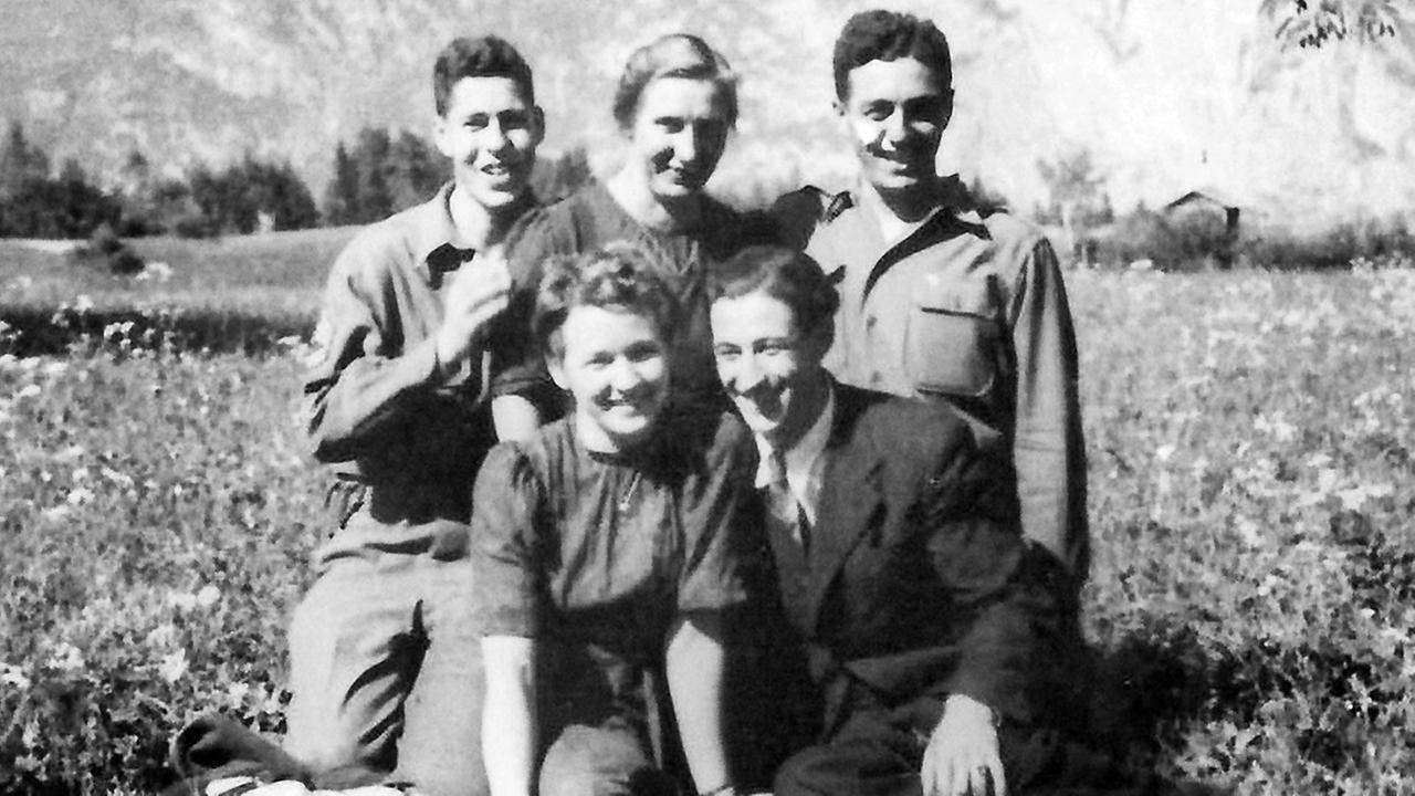 Das Greenup-Team mit zwei der lokalen Unterstützerinnen, aufgenommen wenige Tage nach der Befreiung im Mai 1945 in Oberperfuss: von l. n. r. Hans Wijnberg (OSS), Maria Hörtnagl, Fred Mayer (OSS), vorne: Anna Niederkircher, Franz Weber (Wehrmachtsdeserteur/OSS).