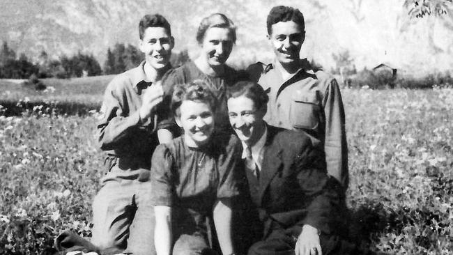 Das Greenup-Team mit zwei der lokalen Unterstützerinnen, aufgenommen wenige Tage nach der Befreiung im Mai 1945 in Oberperfuss: von l. n. r. Hans Wijnberg (OSS), Maria Hörtnagl, Fred Mayer (OSS), vorne: Anna Niederkircher, Franz Weber (Wehrmachtsdeserteur/OSS).