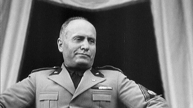 Benito Mussolini auf der Tribüne