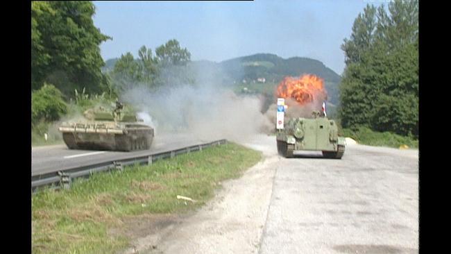 Nachbar im Krieg - Österreich und der Jugoslawienkrieg; Im Bild: Panzer Explosion.