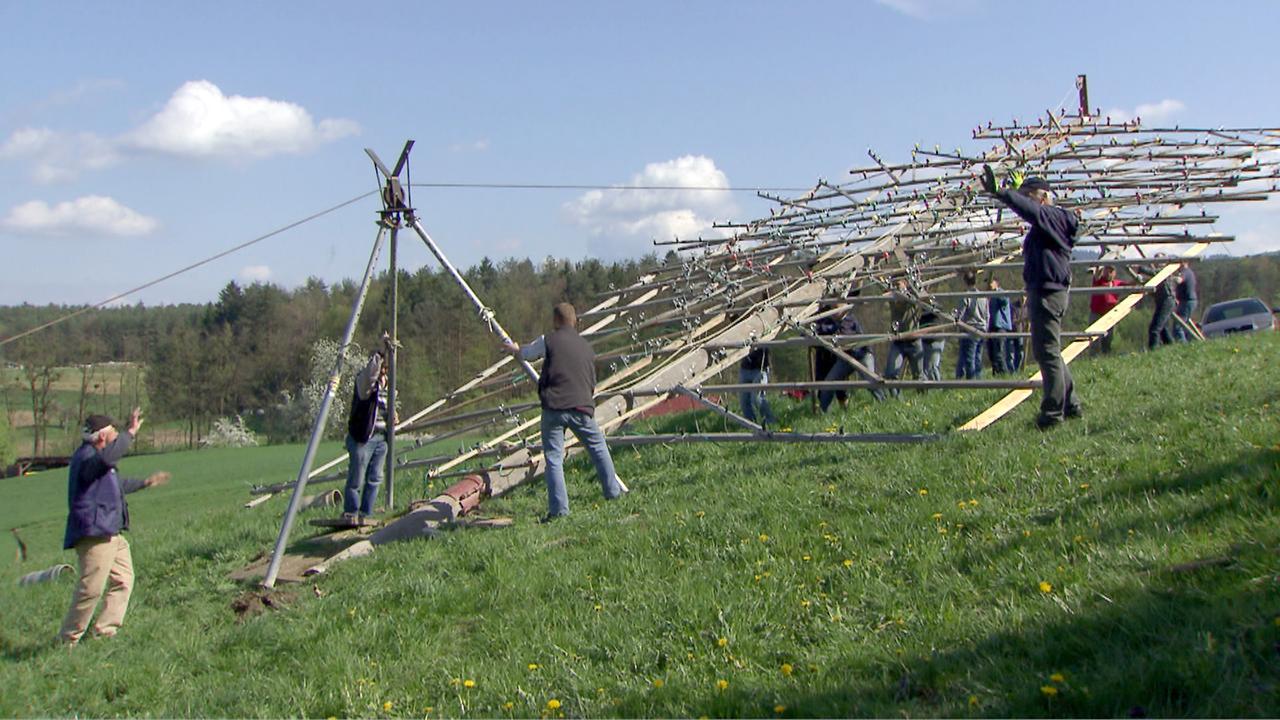 © ORF_Wolfgang Niedermair Aufstellen eines Osterkreuzes