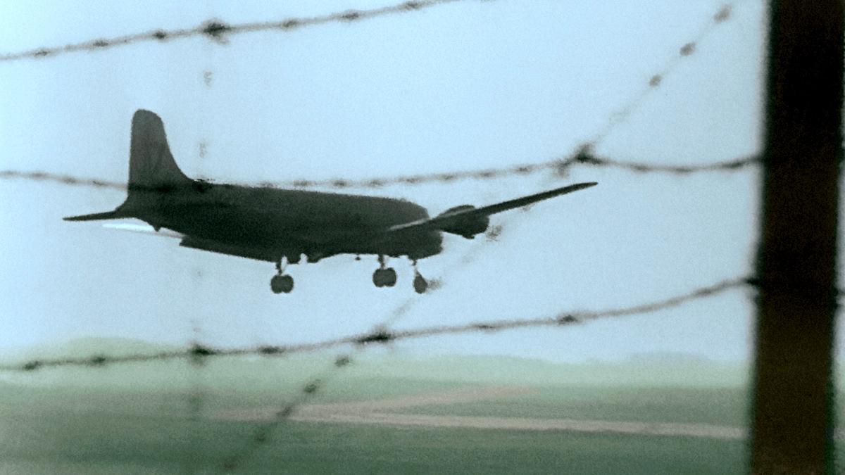 Während der Berliner Blockade 1948 bis 1949 organisieren die Amerikaner eine Luftbrücke zur Versorgung der Bevölkerung