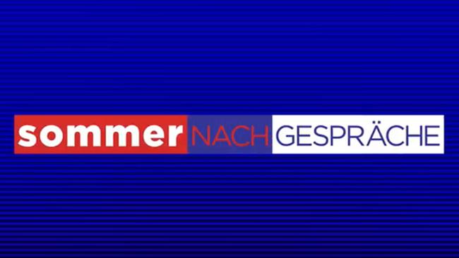 Sommer(nach)gespräche Sendungslogo blauer Hintergrund, "Sommer" in weißer Schrift auf rotem Hintergrund, "NACH" in roter Schrift auf blaubem Hintergrund, und "GESPRÄCHE" in blauer Schrift auf weißem Hintergrund.