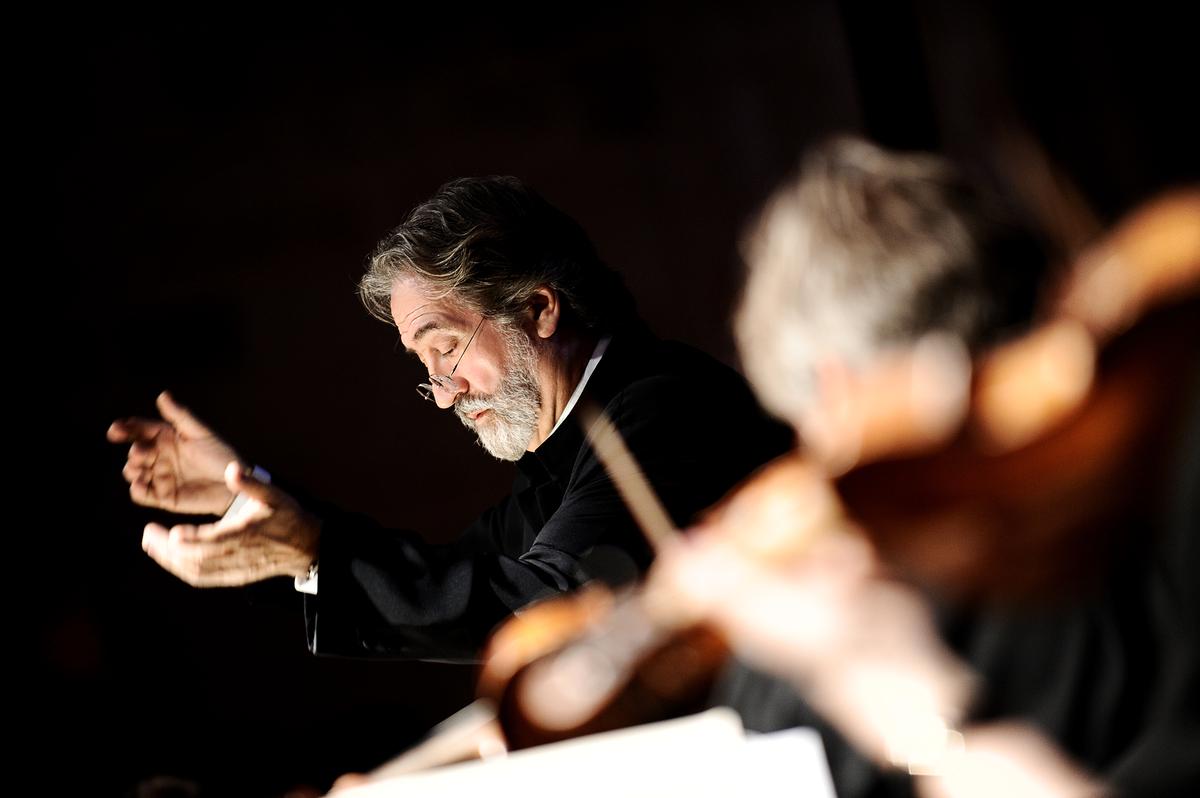 © David Ignaszewski Jordi Savall dirigiert. Sein Blick ist nach unten gerichtet.