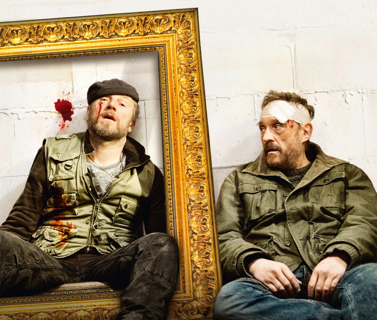 © ORF_Majestic_Dor Film_Patrick Wally Roland Düringer und Josef Hader in "Das ewige Leben". Im Bild: Roland Düringer blutet aus einer Wunde; er ist tot. Josef Hader sitzt neben ihm am Boden und sieht ihn an.