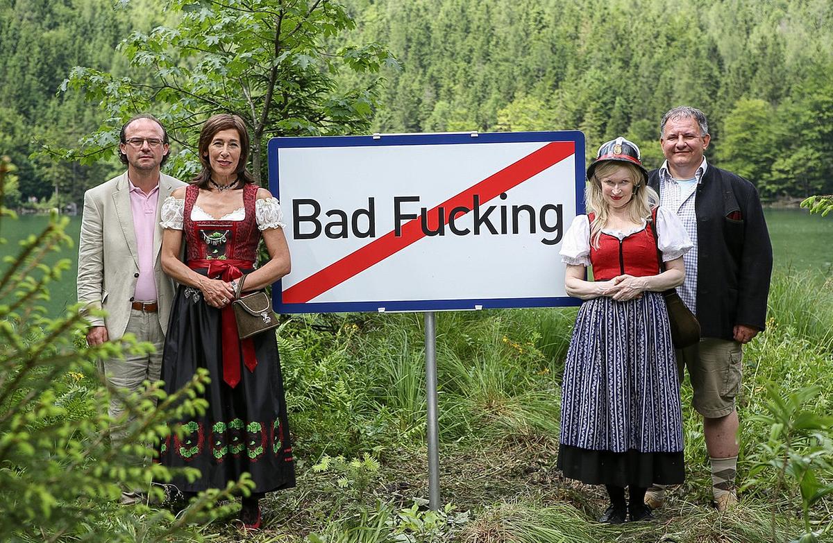 © ORF_MR Film_Petro Domenigg "Bad Fucking" Im Bild: Gerhard Liebmann, Adele Neuhauser, Barbara de Koy, Walter Kordesch stehen vor dem Ortsende-Schild von Bad Fucking.