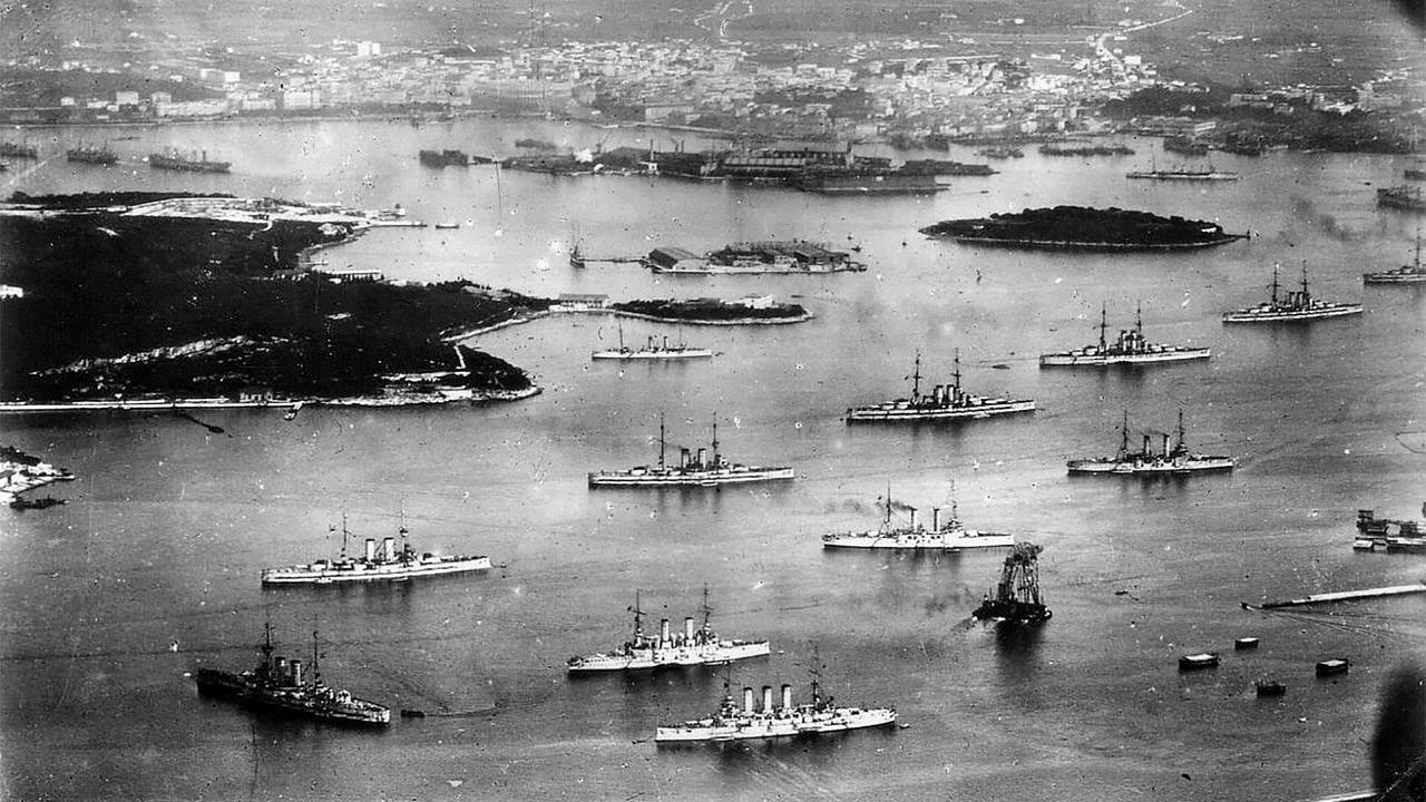 Im Bild: Kriegsschiffe der k. u. k. Kriegsmarine im Hafen von Pula.