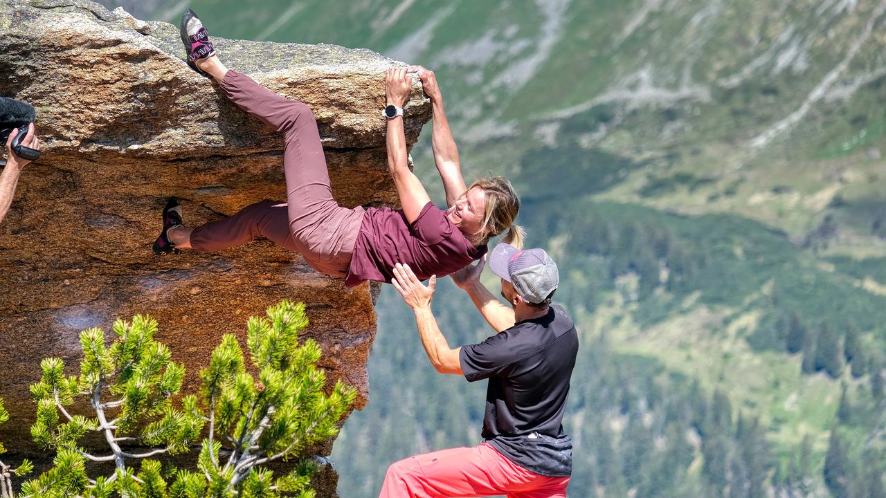 Marlies Raich beim Bouldern mit Bernhard Zangerl, einer der weltbesten seiner Zunft 