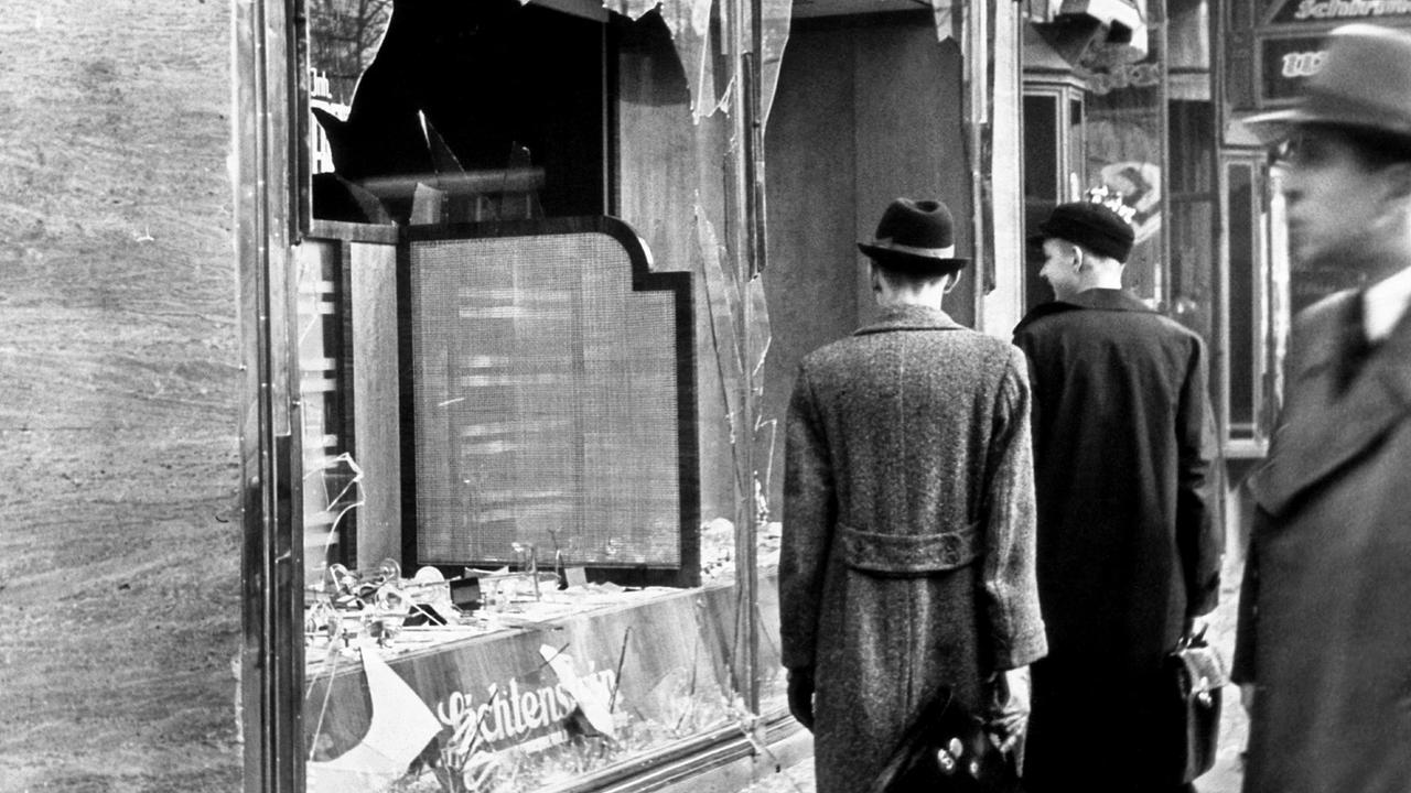 Geschäfte, die von jüdischen Mitbürgern betrieben wurden, wurden von SA-Leuten gezielt zerstört. Später waren sie Plünderungen ausgesetzt. Das Novemberpogrom 1938 wurde von den nationalsozialistischen Machthabern zynisch als "Reichskristallnacht" verharmlost.