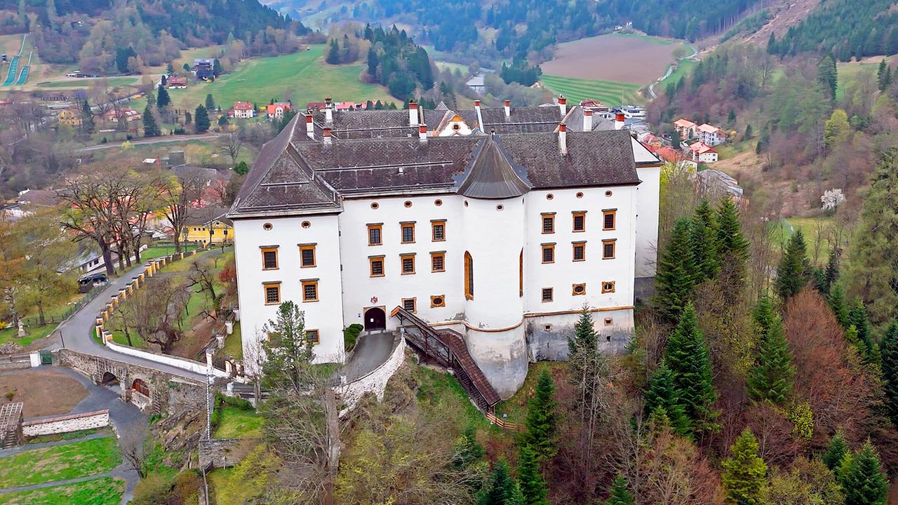 © ORF/EPO-Film Luftaufnahme von Schloss Murau der Familie Schwarzenberg in Murau, Steiermark