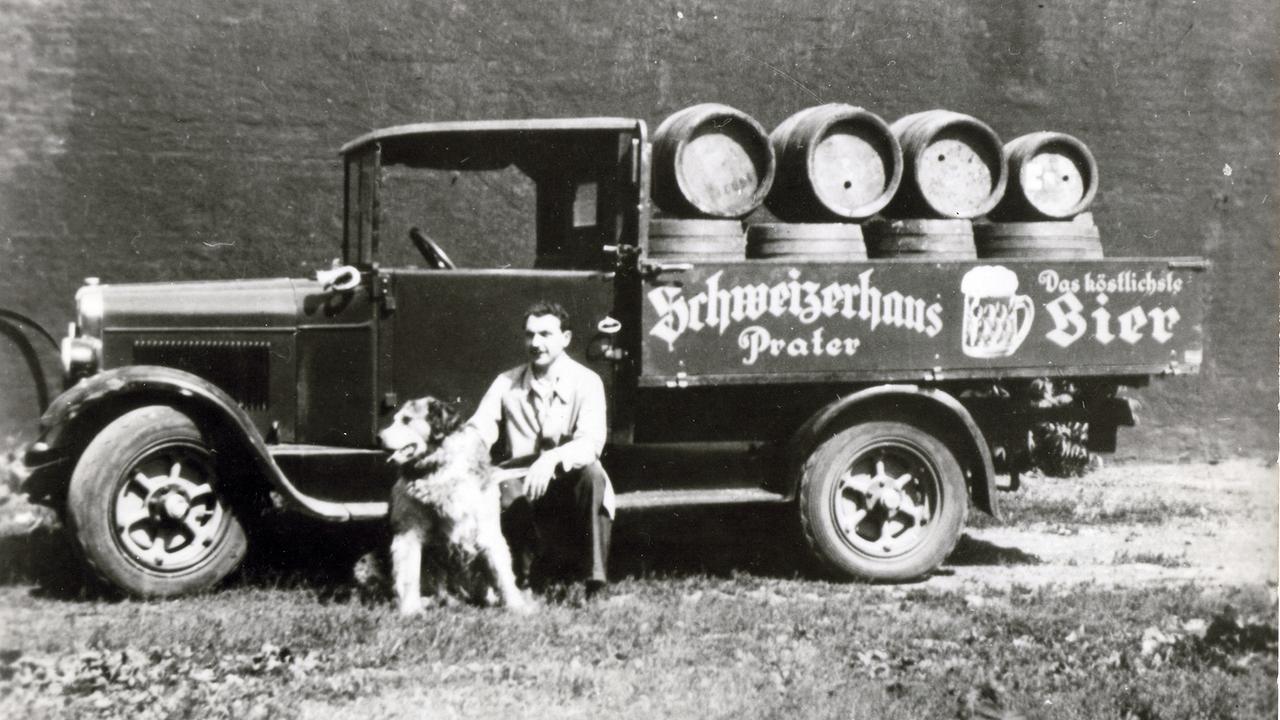 Herr Kolarik führt in dritter tschechischer Generation die Wiener Institution „Schweizerhaus“. Das berühmte Praterlokal blickt auf eine lange Vergangenheit von tschechischen Besitzern zurück und so wundert es nicht, dass es die erste österreichische Ausschank für das Budweiser Bier war.