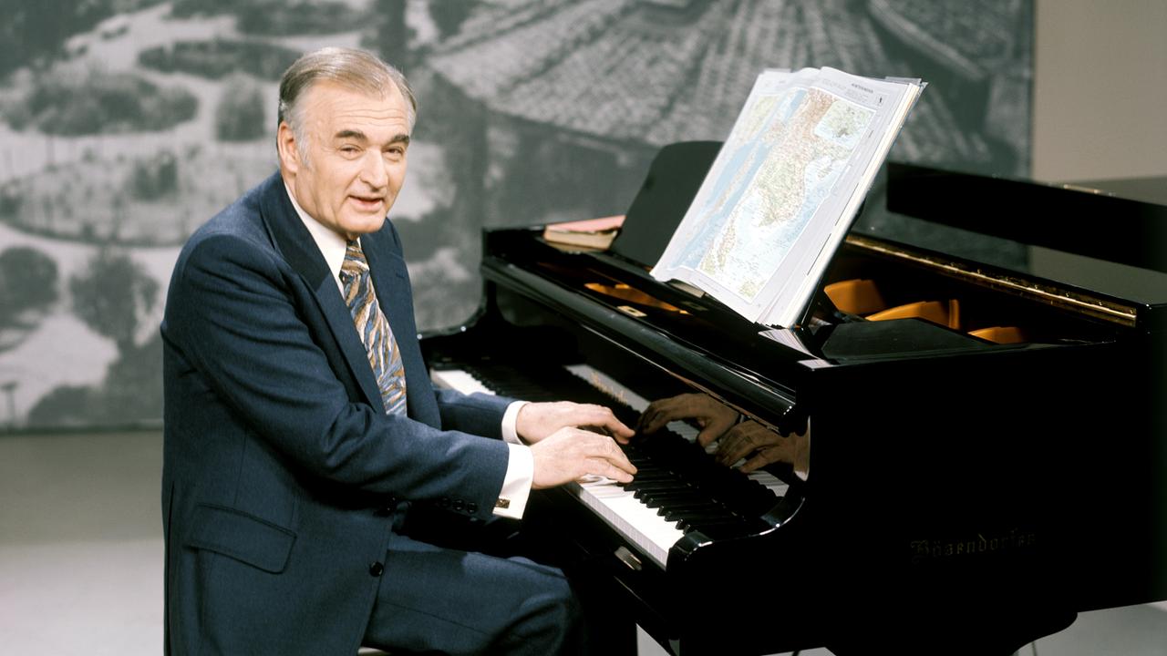 Marcel Prawy sitzt am Klavier