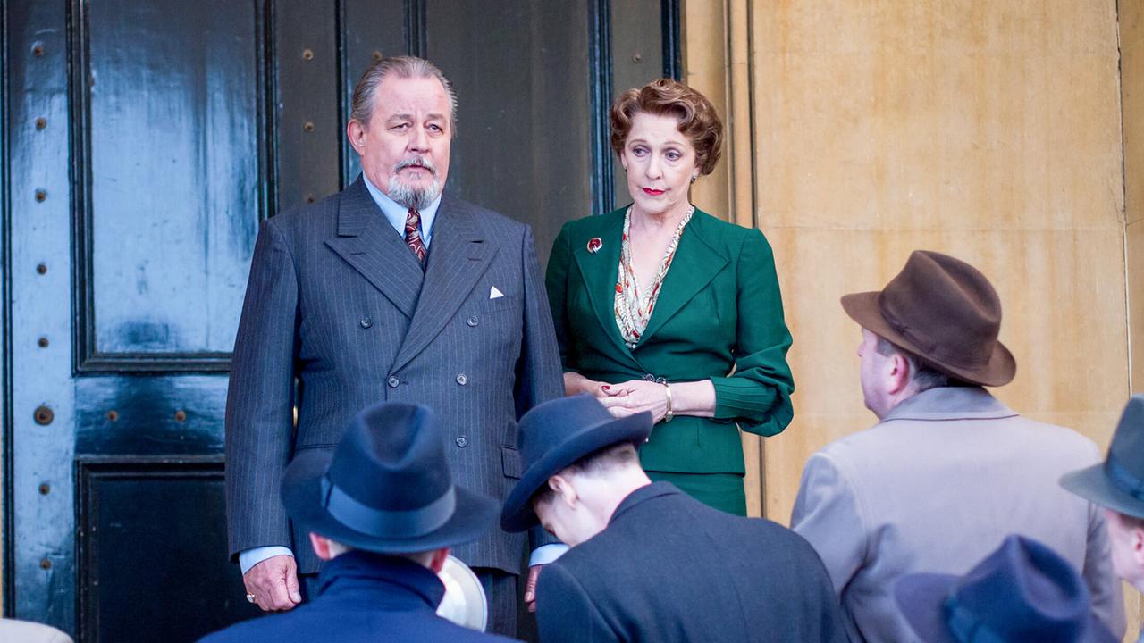 "Agatha Christie's Poirot: Die großen Vier": James Carroll Jordan (Abe Ryland), Patricia Hodge (Madame Olivier)