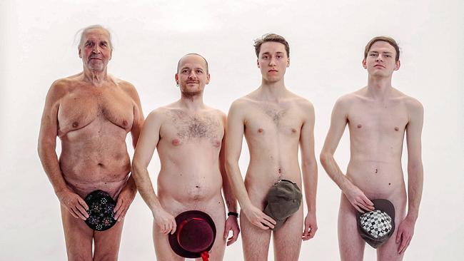 Vier nackte Männer mit Hüten vor ihren Penissen