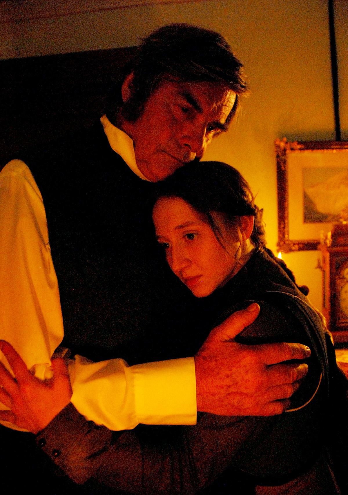 Peter Simonischek (Vater Plochl) hält Anna Maria Mühe (Anna Plochl) im Arm.