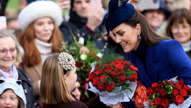 Catherine, Princess of Wales und Mia Tindall begrüßen Gratulanten, nachdem sie am Weihnachtsgottesdienst am 25. Dezember 2023 in der Kirche von Sandringham, Norfolk, teilgenommen haben.