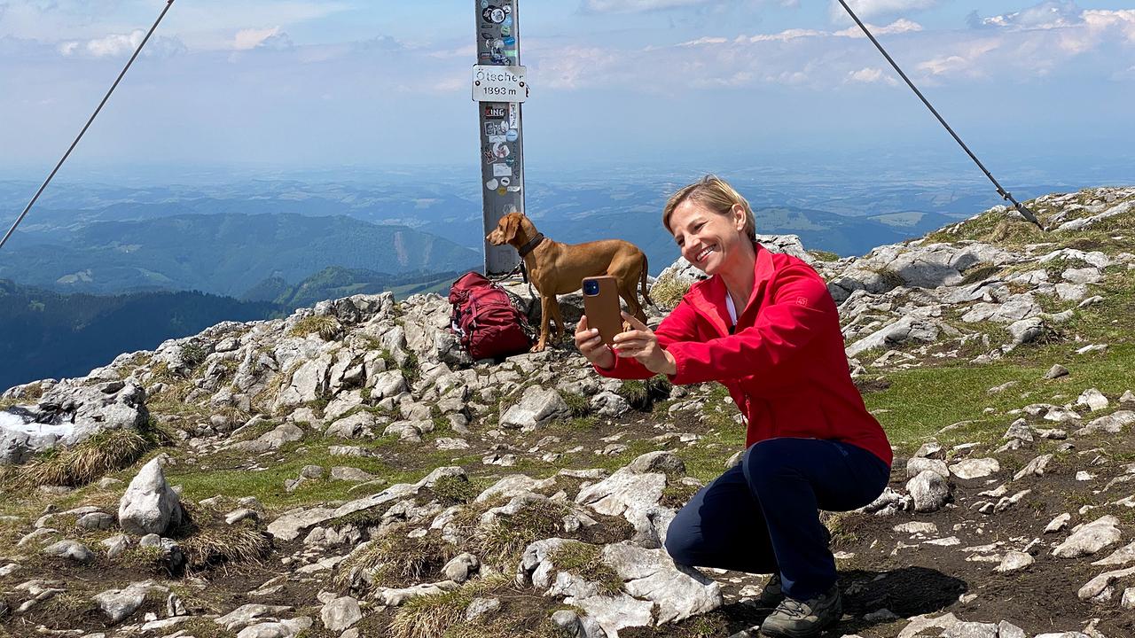 © ORF/Holger Bruckschweiger Kristina Sprenger am Gipfel des Ötschers. Sie macht ein Selfie mit ihrem Hund.