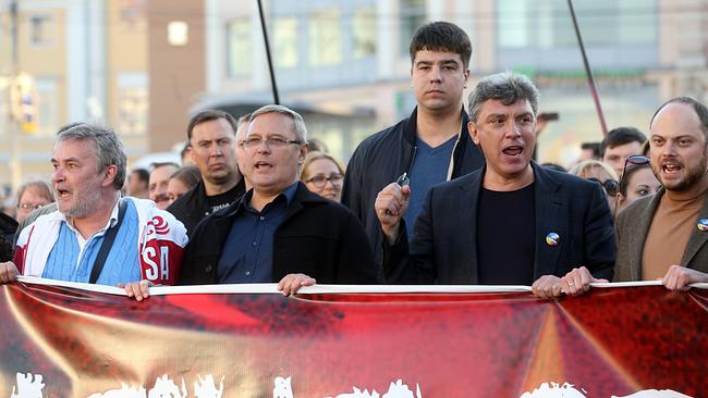 Die erneute Wahl Putins zum Präsidenten im Jahr 2012 wird von heftigen Protesten der Bevölkerung, begleitet. Oppositionsführer und scharfer Kritiker Putins ist Boris Nemtsov, der drei Jahre später in Moskau erschossen wird.