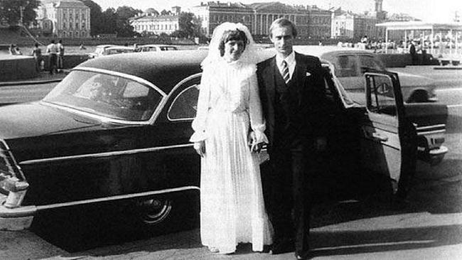 Putins Russland: 1983 heiratet Wladimir Putin seine Frau Ljudmila. Nach der Geburt der ersten Tochter zieht das Paar 1985 nach Dresden, wo Putin 5 Jahre lang für den KGB tätig ist.