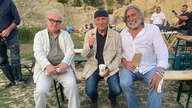 © ORF/Terra Film Michael Köhlmeier, Robert Dornhelm und Norbert Blecha sitzen auf Bierbänken vor einer Felswand