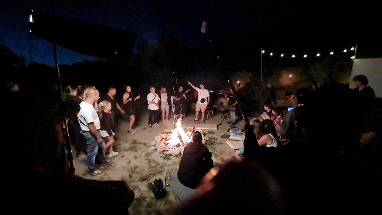 © ORF/Terra Film In Oslip im Burgenland wurde ein Set geschaffen, das an ein Roma-Lager der 1930er-Jahre erinnert - mit Musik, Tanz, Kochen, Gesprächen und Alltagsszenen.