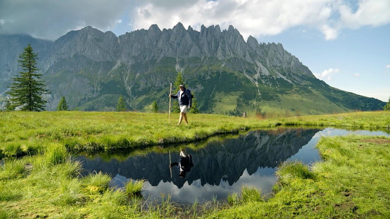Erhard Blosky wandert am Hochkeil um den Spiegelsee, im Hintergrund sehen wir die Mandelwände