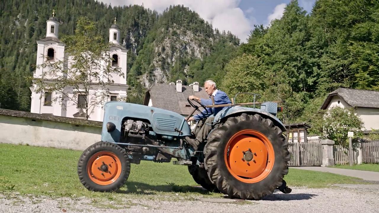 Georg Senior Schmuck mit seinem Traktor in Maria-Kirchental