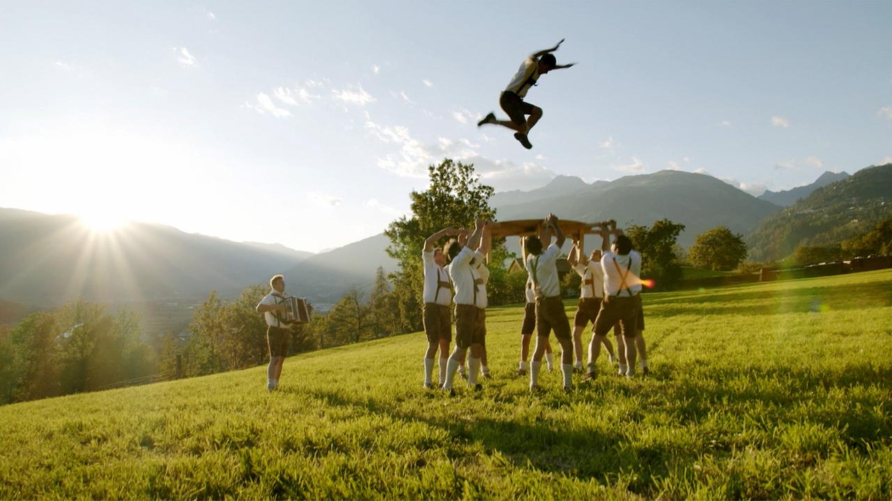 © ORF/Neulandfilm Hoch hinaus geht es bei der Choreografie der Humpmplattler.