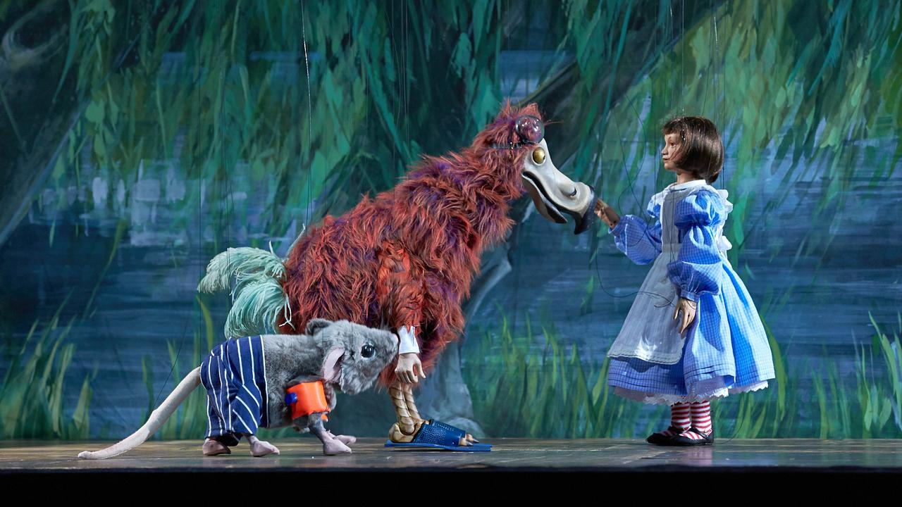 © ORF/KDV/Andreas Hechenberger Die weltberühmte Geschichte Alice, liebevoll inszeniert von Hinrich Horstkotte und mit musikalischer Unterstützung von den Solisten Armin Brunner, Gergely Csikota und Imre Rohmann.