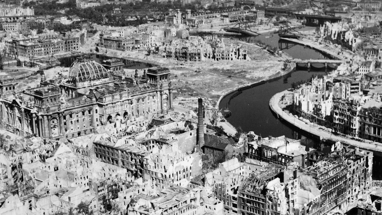 © ORF/ZDF/Granger Historical Picture Archive/Alamy Berlin liegt nach schweren Luftangriffen der alliierten Truppen in Trümmern, 1945