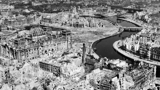 Berlin liegt nach schweren Luftangriffen der alliierten Truppen in Trümmern, 1945
