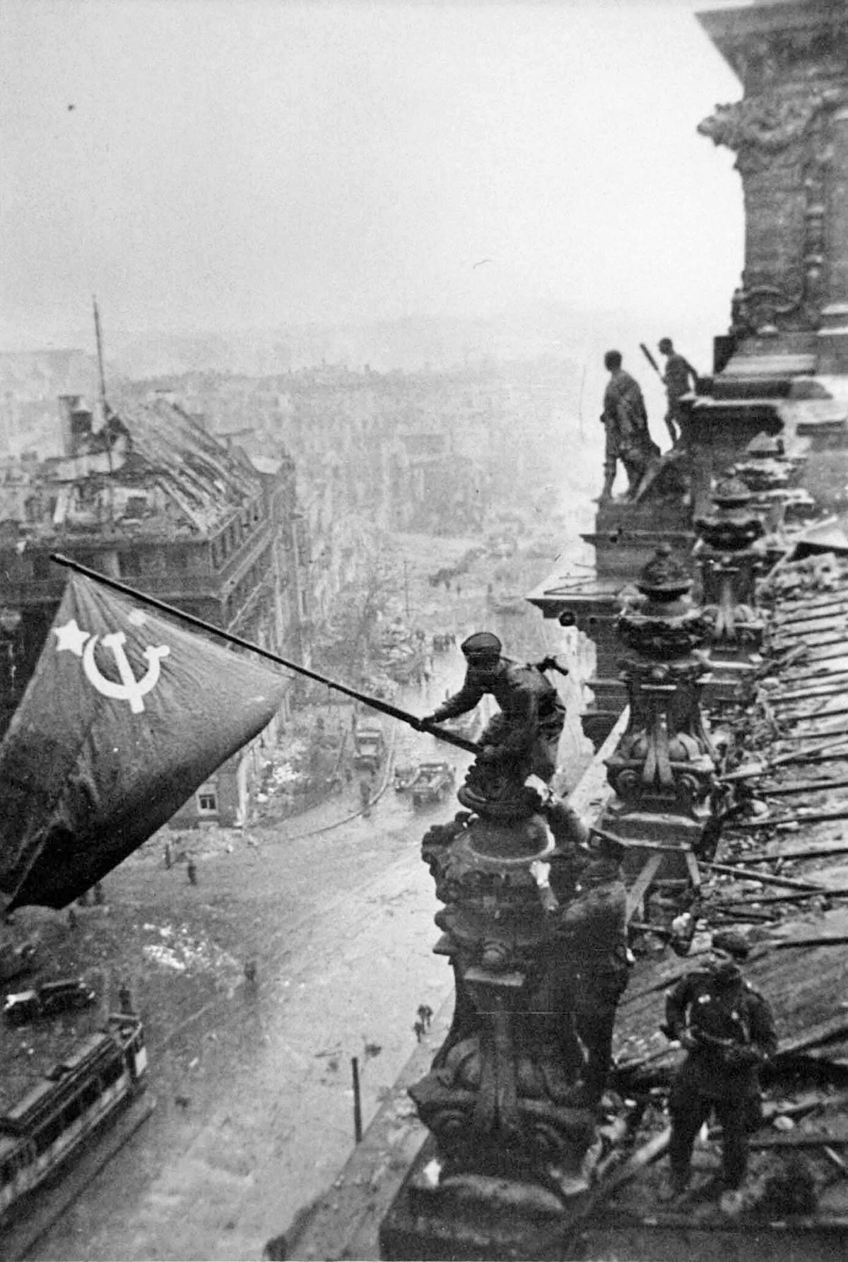 © ORF/ZDF/World History Archive/Yevgeny Khaldei/Alamy Am Ende des Zweiten Weltkriegs wird die russische Flagge über den Ruinen des Reichstags gehisst, Berlin 1945