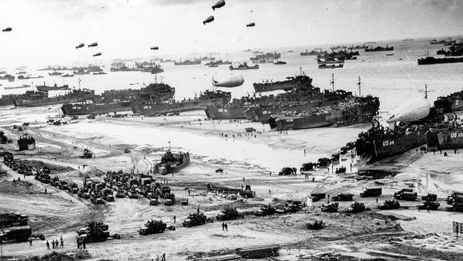 Landungsschiffe, die während der ersten Tage des D-Days bei Ebbe Fracht an einem der Invasionsstrände an Land bringen, Juni 1944.