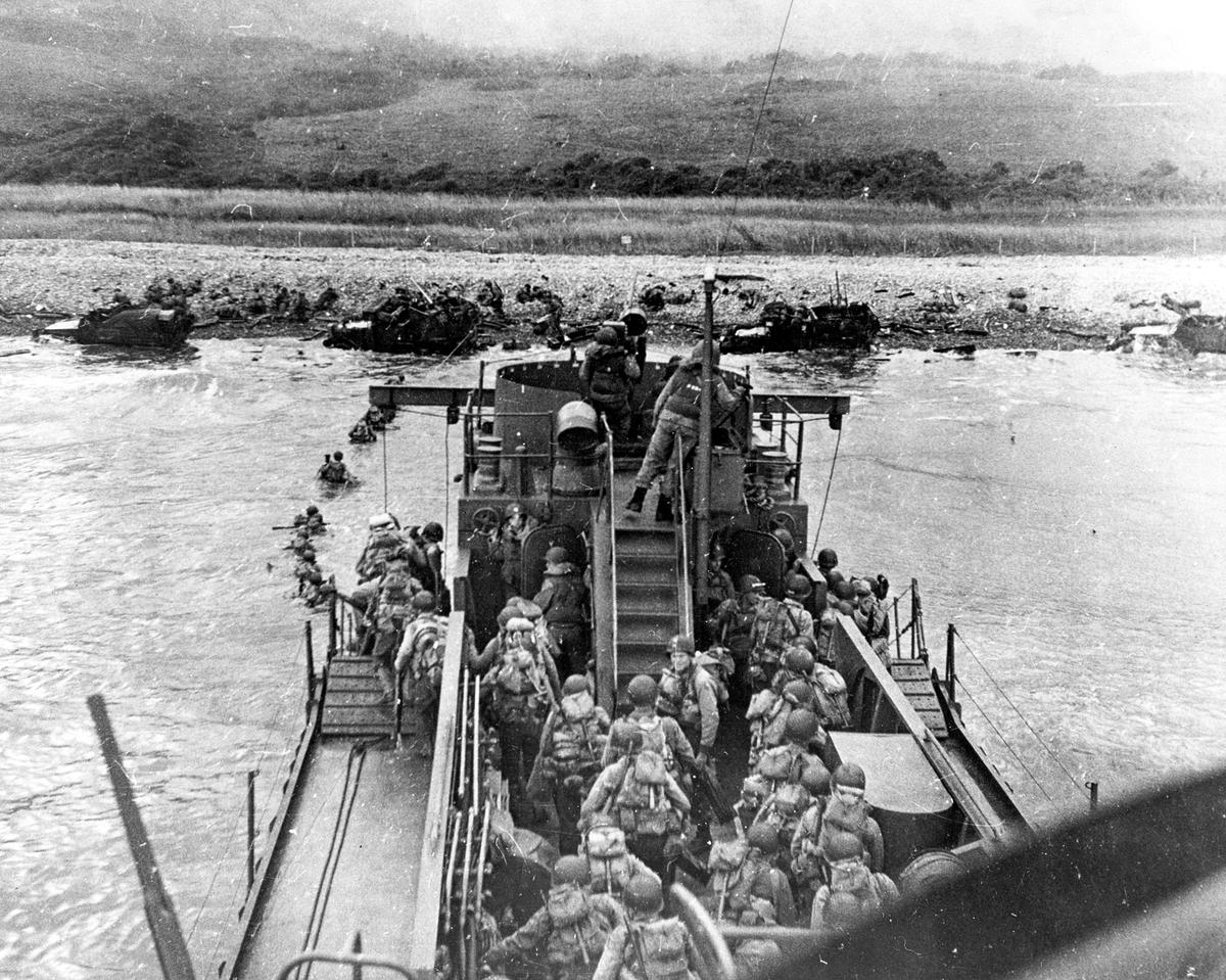 US Truppen von der USS LCI(L)-412 landen am Omaha Beach, 6. Juni 1944.