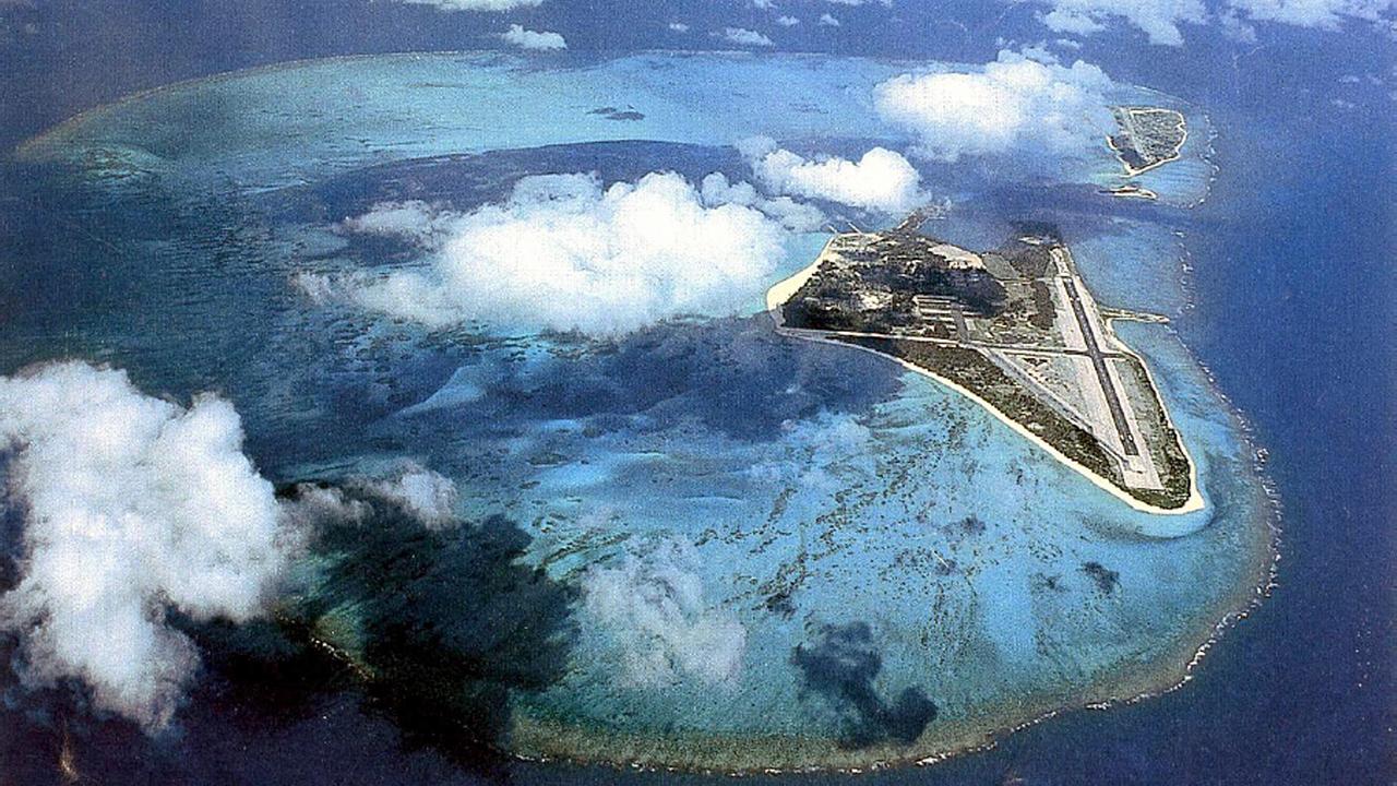 © ORF/ZDF/PJF Military Collection/Alamy Stock Photo Luftaufnahme des Midway-Atolls im Jahr 1953