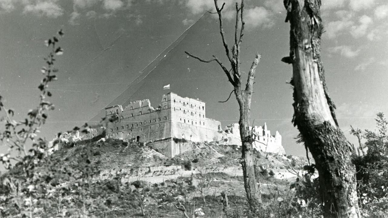 Die Polnische Flagge auf der Benediktinerabtei Monte Cassino