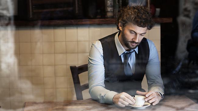 © Julian Hargreaves Sony-Classical Im Bild: Jonas Kaufmann sitzt an einem Tisch und hält eine Tasse Espresso in den Händen.