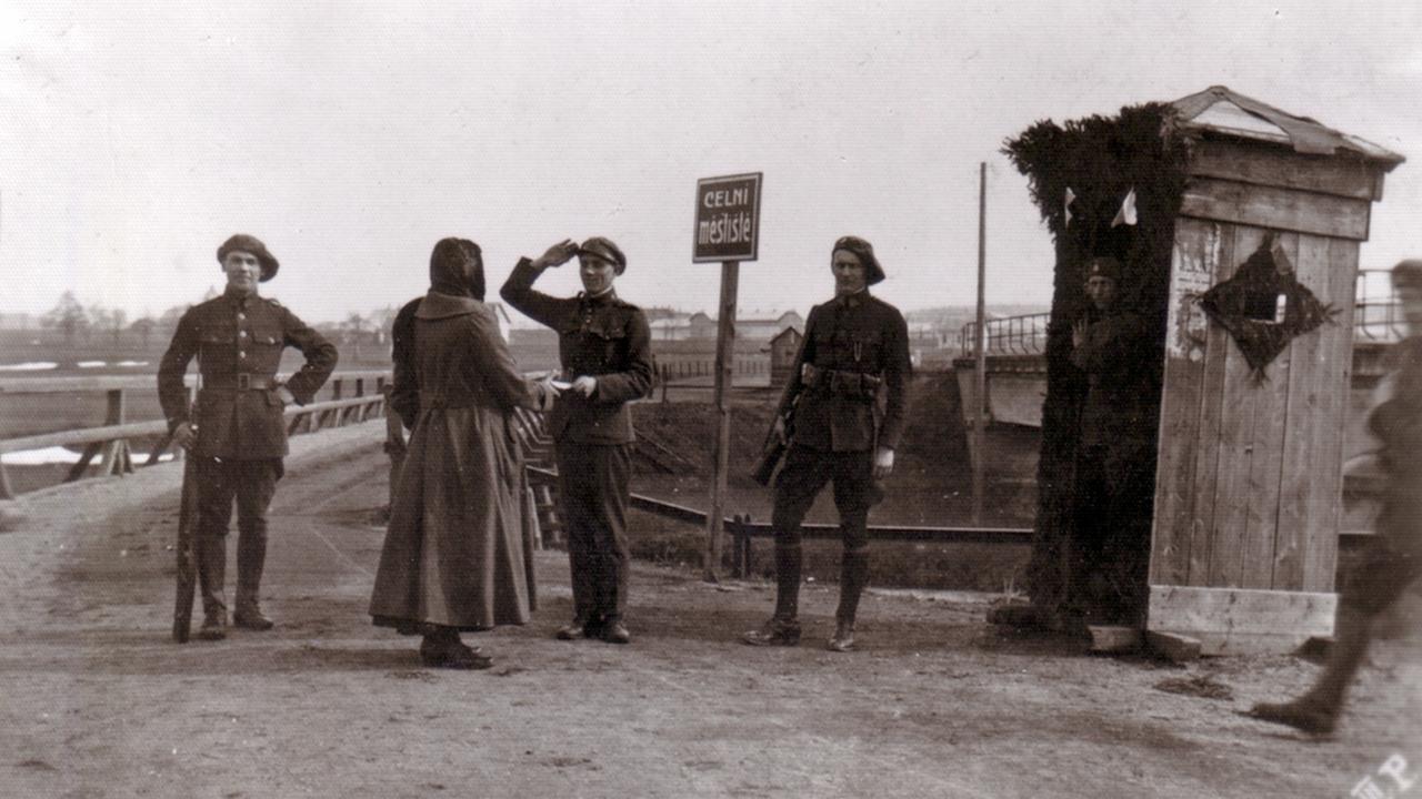 © ORF/Pammer Film/Stadtarchiv Gmünd Grenzübergang Gmünd-Ceske-Velenice um 1920