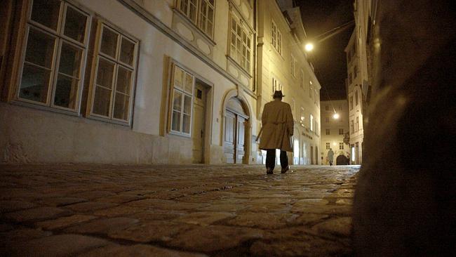 Nachgestellte Szene: Spion geht durch die Gassen der Wiener Innenstadt.