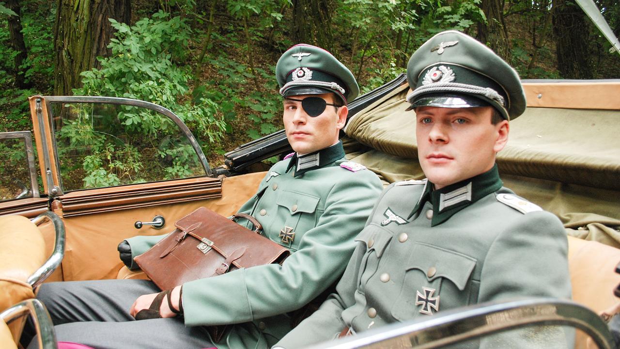20. Juli 1944: Oberst von Stauffenberg (Peter Becker, l.) und sein Adjutant Oberleutnant Werner von Haeften (Nikolas Reinke) auf dem Weg zum Führerhauptquartier Wolfsschanze.